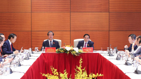Đại hội Đảng bộ Chính phủ lần thứ I thảo luận tại tổ về các dự thảo văn kiện