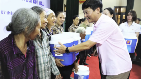 Petrolimex trao 1.100 bình lọc nước và ủng hộ 01 tỷ đồng tới người dân trên địa bàn tỉnh Hưng Yên