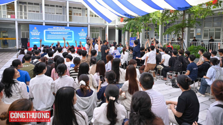 Nhiều bạn trẻ hào hứng tìm hiểu pháp luật về sử dụng năng lượng tiết kiệm và hiệu quả