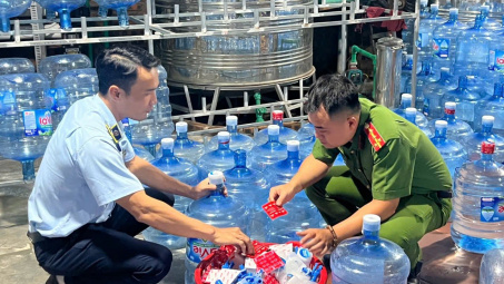 Hà Nội: Khởi tố các đối tượng sản xuất, kinh doanh nước Lavie giả