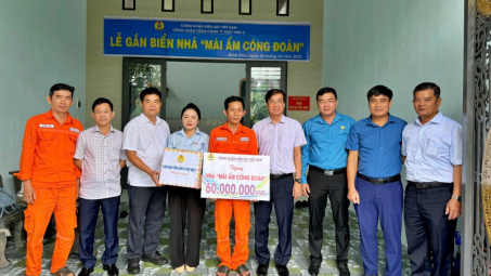 Gắn biển nhà “Mái ấm Công đoàn” cho  Đoàn viên Công đoàn Thủy điện An Khê – Ka Nak