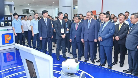 Tổng Bí thư Tô Lâm thăm gian trưng bày của Petrolimex tại Triển lãm quốc tế Đổi mới sáng tạo Việt Nam 2025