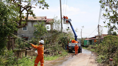 Ngành điện nỗ lực khắc phục sự cố sau bão số 10, gần 87% khách hàng đã có điện trở lại