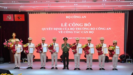 Bộ Công an phong cấp bậc hàm cho 8 lãnh đạo chủ chốt của Tổng Công ty Viễn thông MobiFone