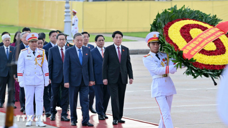 Đại biểu Quốc hội vào Lăng viếng Chủ tịch Hồ Chí Minh