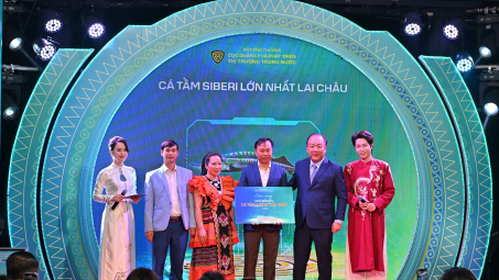 Đấu giá thành công con cá tầm nặng 50kg tại Tuần lễ Nông sản Việt 2025