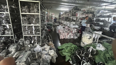 Phát hiện cơ sở sản xuất hàng nghìn sản phẩm quần áo giả nhãn hiệu YONEX tại Hà Nội