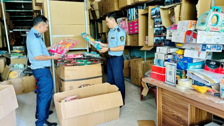 Quản lý thị trường Đà Nẵng mạnh tay xử lý đồ chơi không rõ nguồn gốc: Phạt 77 triệu, tịch thu lô hàng 120 triệu đồng"