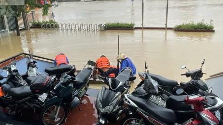 Người thợ điện Đà Nẵng - "Điểm tựa" của người dân vùng lũ