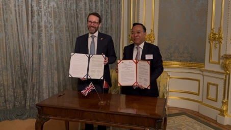 Bộ Công Thương ký kết 2 MOU với các đối tác Vương quốc Anh về thương mại và năng lượng