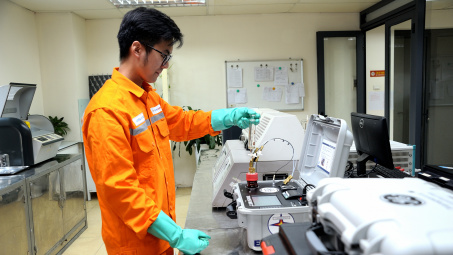 Phía sau ánh sáng Thủ đô là những người thí nghiệm dầu máy biến áp