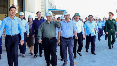 Thủ tướng: Nỗ lực cao nhất hỗ trợ doanh nghiệp khôi phục sản xuất kinh doanh sau bão lũ