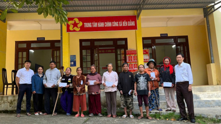 Công ty Thủy điện Sông Bung trao quà hỗ trợ người dân và học sinh xã Bến Giằng sau bão lũ