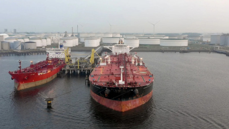 Giá xăng dầu hôm nay 15/11: Thị trường mất hơn 2% nguồn cung toàn cầu, giá bật tăng