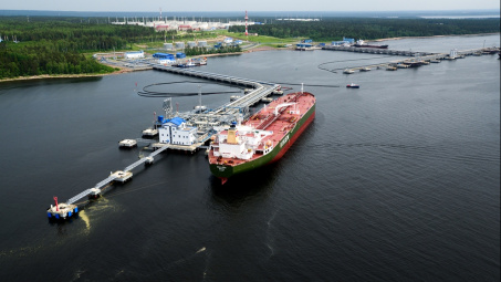 Giá xăng dầu hôm nay 17/11: Cảng xuất dầu lớn tại Nga nối lại hoạt động