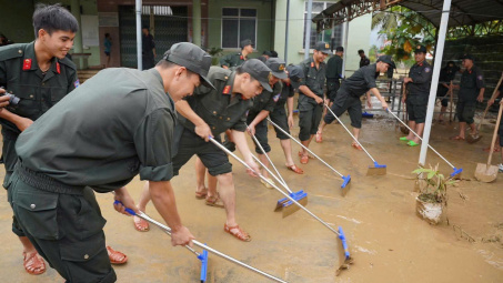 Tập trung khắc phục hậu quả, khôi phục sản xuất kinh doanh, ổn định đời sống Nhân dân sau mưa lũ