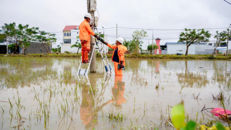 Gần 96% khách hàng miền Trung - Tây Nguyên được cấp điện trở lại sau ngập lụt