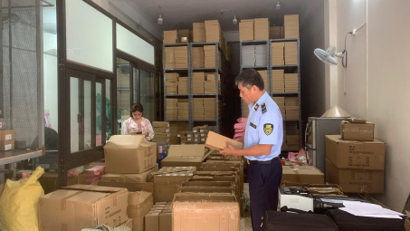 Hà Nội siết chặt kiểm soát thị trường, ngăn chặn buôn lậu và hàng giả dịp cuối năm