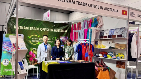 Gian hàng Việt Nam tại Hội chợ Global Sourcing Expo thu hút nhiều nhà mua hàng đến kết nối giao thương