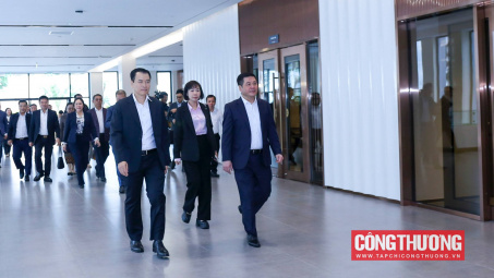 Bộ trưởng Bộ Công Thương Việt Nam và Lào làm việc tại Nhà máy Ô tô Thành Công Việt Hưng