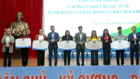 Petrolimex trao 600 bình lọc nước tặng người dân nghèo trên địa bàn tỉnh Nghệ An