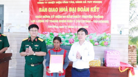 Công ty Nhiệt điện Vĩnh Tân phối hợp bàn giao nhà đại đoàn kết