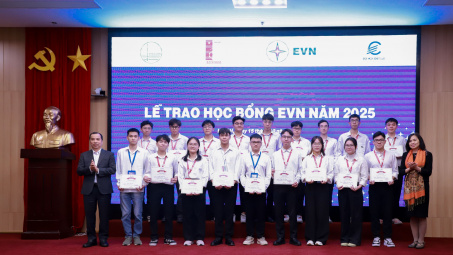 EVN trao 130 suất học bổng cho sinh viên có thành tích học tập xuất sắc