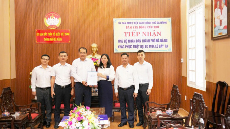 Thủy điện Sông Bung đại diện Tổng công ty Phát điện 2 trao hỗ trợ thành phố Đà Nẵng khắc phục hậu quả bão lũ