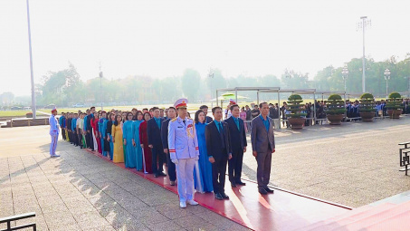 Công đoàn Công Thương Việt Nam dâng hương, viếng Lăng Bác nhân Đại hội V