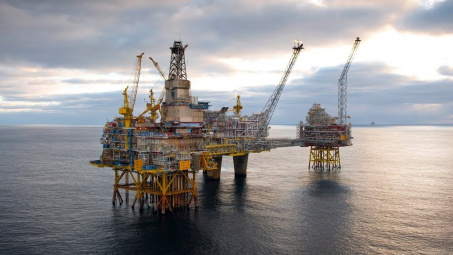 Giá xăng dầu hôm nay 18/12: Quay trở lại mốc 60 USD/thùng, tồn kho dầu tại Mỹ giảm