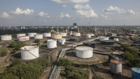 Giá xăng dầu hôm nay 19/12: Thị trường thận trọng trước nguy cơ nguồn cung gián đoạn