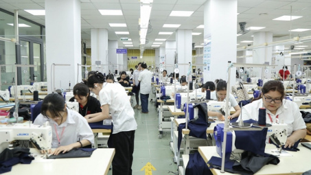 Cô trò trường Đại học Công nghiệp TP HCM may hàng trăm bộ đồng phục tặng học sinh vùng lũ