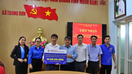 Thủy điện Trung Sơn trao tiền hỗ trợ đồng bào miền Trung, Tây Nguyên bị thiệt hại do mưa lũ