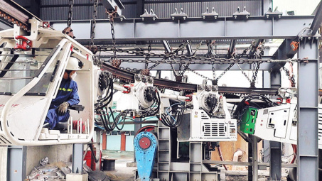 Than Thống Nhất lắp đặt hệ thống tời cáp chở người tại các tuyến lò mức -35