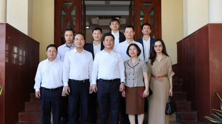 Bộ trưởng Nguyễn Hồng Diên làm việc với Thương vụ Việt Nam tại Lào