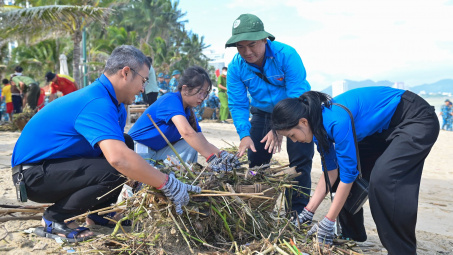 Thanh niên, cán bộ Đoàn tiên phong xử lý chất thải nông nghiệp - Chung tay bảo vệ môi trường xanh