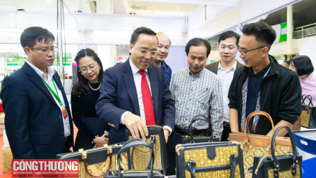 Khai mạc Hội chợ Triển lãm hàng công nghiệp nông thôn hướng tới chuyển đổi xanh và phát triển bền vững năm 2025