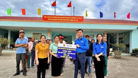 Đoàn thanh niên EVNGENCO2 chung tay cùng người dân vùng lũ khắc phục hậu quả thiên tai
