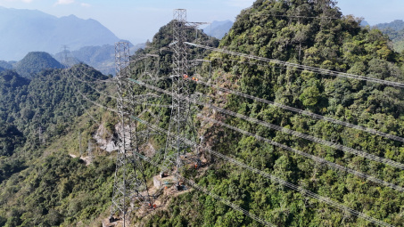 Truyền tải điện 1 hoàn thành thay thế cách điện 62 vị trí đường dây 500kV Sơn La – Hòa Bình