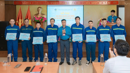 Than Thống Nhất: Trao hỗ trợ cho gia đình công nhân bị thiệt hại sau bão số 10 và số 11 năm 2025