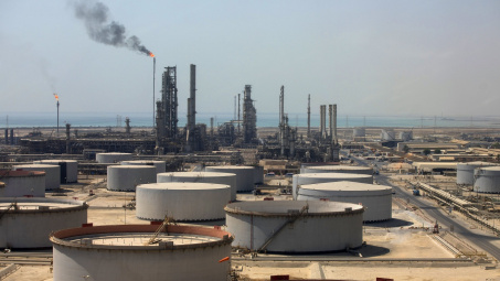 Giá xăng dầu hôm nay 10/2: Tăng nhẹ khi các nhà đầu tư cân nhắc mức thuế mới của Mỹ