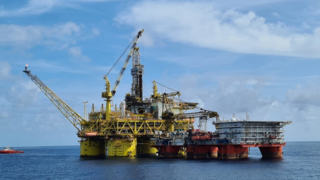 Giá xăng dầu hôm nay 11/2: Ổn định khi các nhà đầu tư tiếp nhận mức thuế mới của Mỹ đối với thép và nhôm