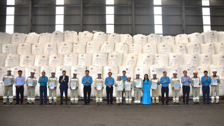 Tổng Liên đoàn Lao động Việt Nam thăm, tặng quà Công ty Nhôm Đắk Nông