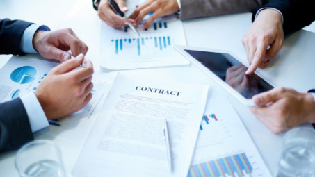 Tìm hiểu và so sánh các đặc điểm giữa hợp đồng dịch vụ pháp lý và hợp đồng trợ giúp pháp lý