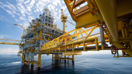 Giá xăng dầu hôm nay 28/2: Hướng đến mức giảm hàng tháng đầu tiên trong 3 tháng do bất ổn kinh tế