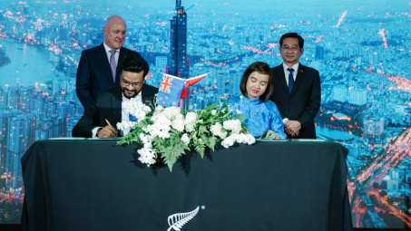 FPT Long Châu bắt tay nhãn hàng Anlene dưới sự chứng kiến của Thủ tướng New Zealand