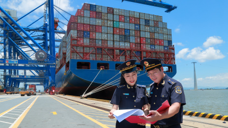 Xuất nhập khẩu tháng 2/2025 tăng 0,8%