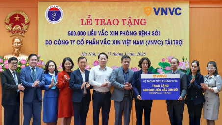 Hệ thống tiêm chủng VNVC: Trao tặng Bộ Y tế 500.000 liều vắc xin sởi