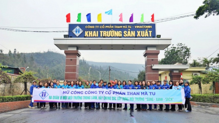 Nữ CBCNV Than Hà Tu ra quân làm sạch môi trường
