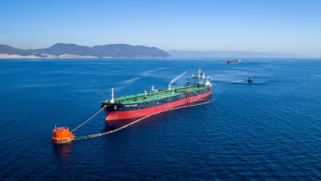 Giá xăng dầu hôm nay 10/4: Dự trữ dầu tại Mỹ tăng mạnh